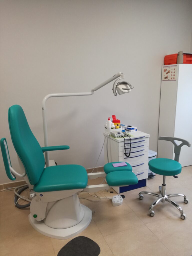 Silla de consulta podológica en clínica especializada de Talavera Mya Salud