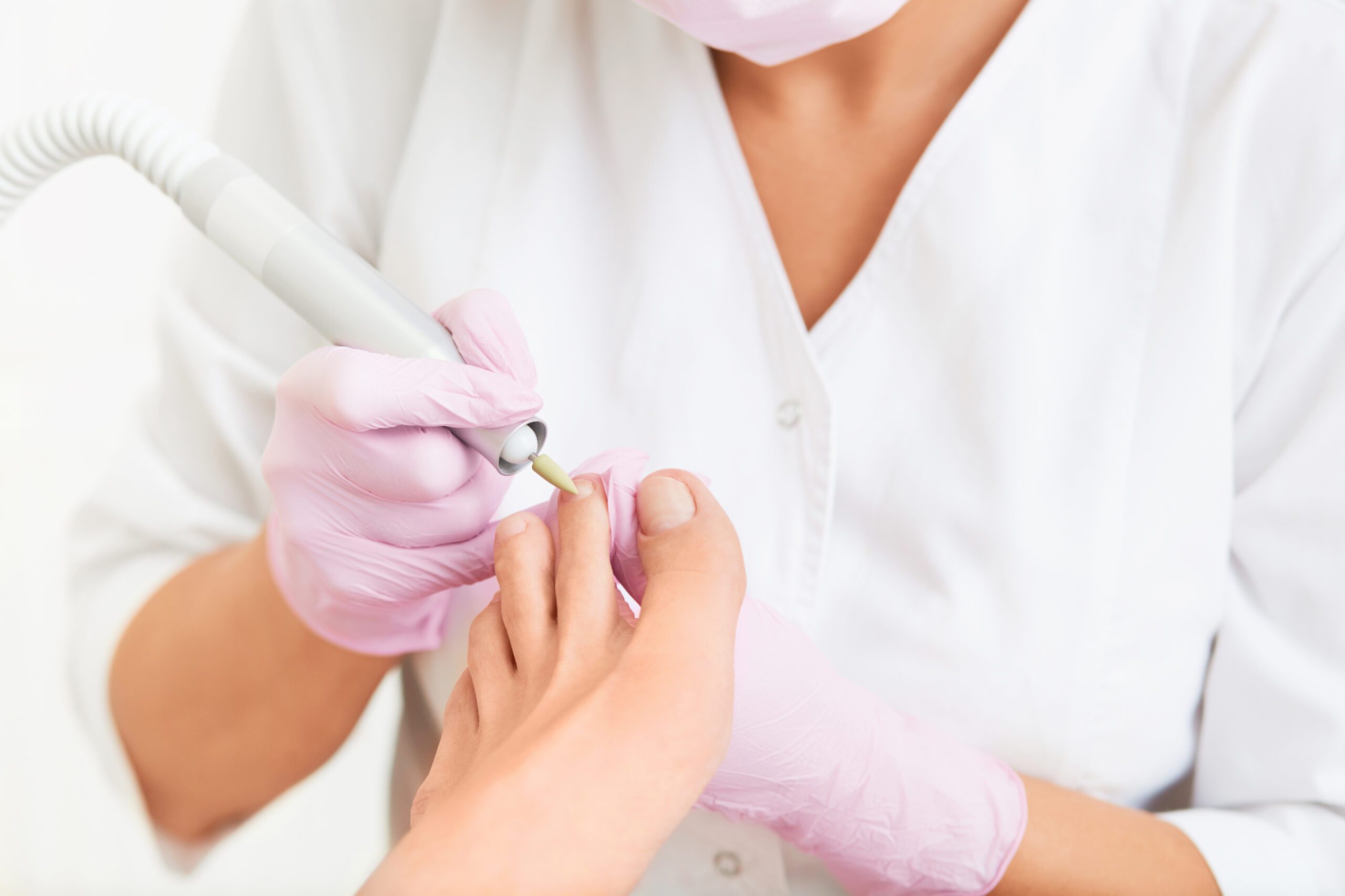 Reconstrucción estética de la uña en Clínica Podológica Talavera