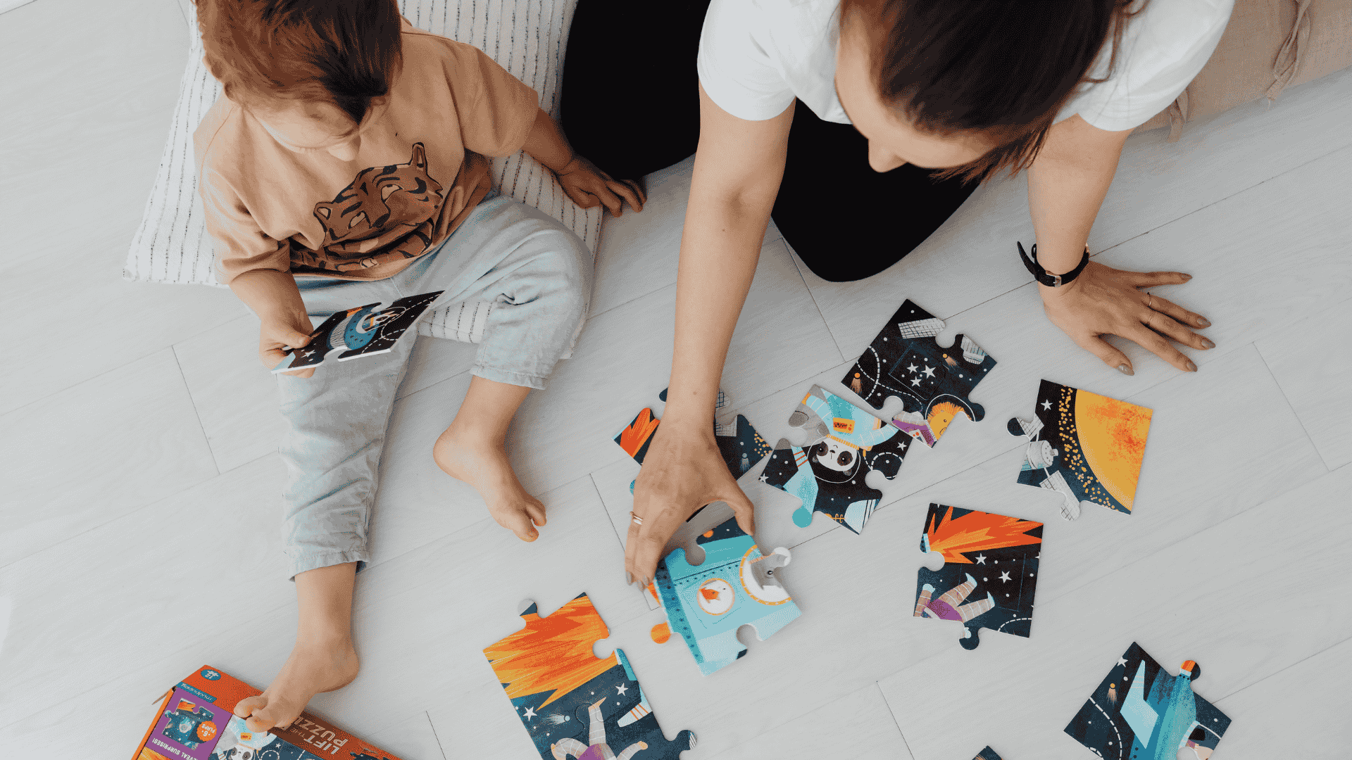 Niño jugando descalzo con sus padres