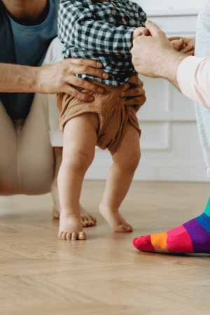 Niño con sus padres andando descalzo en casa